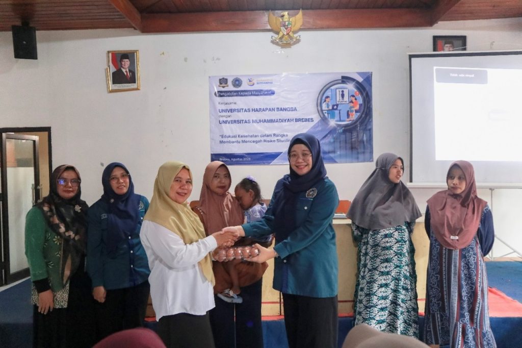 Gempur Stunting! UMBS dan UHB Hadirkan Edukasi Kesehatan hingga Bagikan Sembako